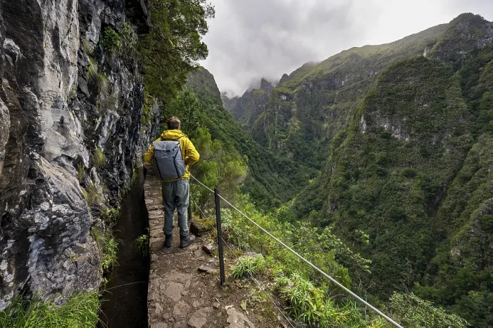 Gerahmter Druck : Wanderer auf einem schmalen Pfad entlang einer Levada. Gerahmter Druck : Wanderer auf einem schmalen Pfad entlang einer Levada.