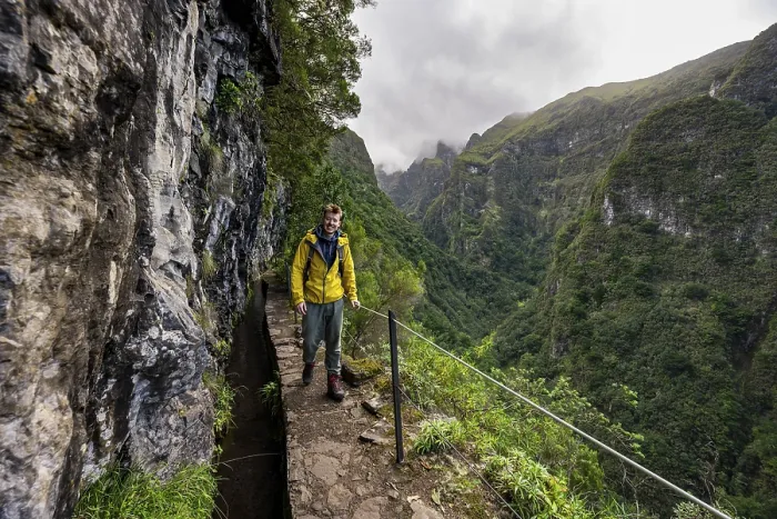 Gerahmter Druck : Hiker auf schmalem Pfad entlang einer Levada, Blick in die bewaldeten Berge und Schluchten, Levada do Caldeirao Verde, Parque Florestal das Queimadas, Madeira, Portugal Gerahmter Druck : Hiker auf schmalem Pfad entlang einer Levada, Blick in die bewaldeten Berge und Schluchten, Levada do Caldeirao Verde, Parque Florestal das Queimadas, Madeira, Portugal