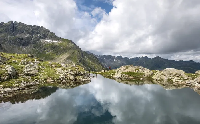 Gerahmter Druck : Wanderer werden in einem See gespiegelt. Gerahmter Druck : Wanderer werden in einem See gespiegelt.