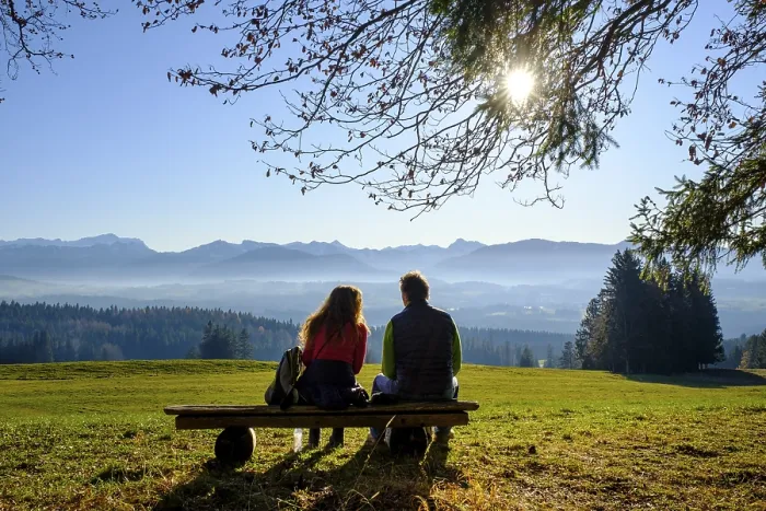 Gerahmter Druck : Wanderer nehmen eine Pause auf einem Sitzplatz. Gerahmter Druck : Wanderer nehmen eine Pause auf einem Sitzplatz.