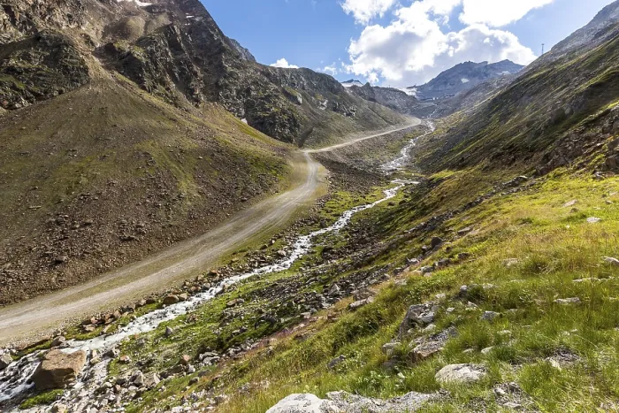 Gerahmter Druck : Wanderweg entlang eines glazialen Baches. Gerahmter Druck : Wanderweg entlang eines glazialen Baches.