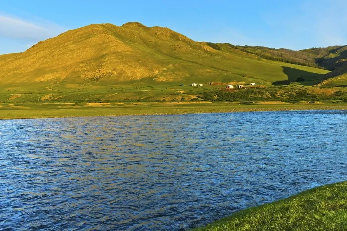 Gerahmter Druck : Hügeliges Landschaft am Orchon-Fluss. Gerahmter Druck : Hügeliges Landschaft am Orchon-Fluss.