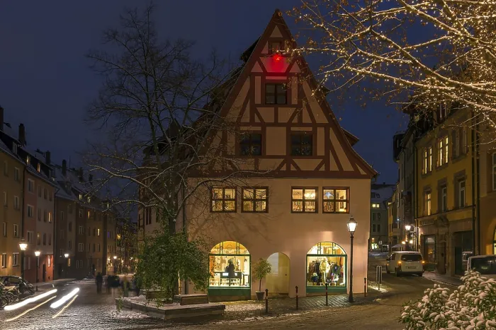 Gerahmter Druck : Historisches ehemaliges Badehaus in der Abenddämmerung. Gerahmter Druck : Historisches ehemaliges Badehaus in der Abenddämmerung.