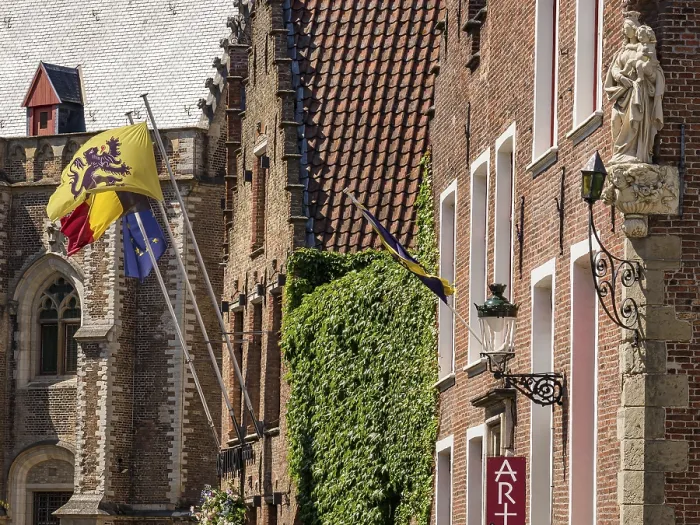 Gerahmter Druck : Historisches Gebäude mit Flaggen und einer Statue. Gerahmter Druck : Historisches Gebäude mit Flaggen und einer Statue.