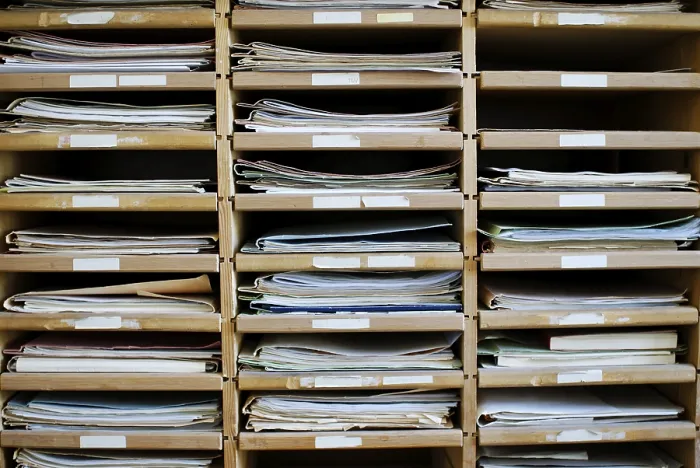 Gerahmter Druck : Historisches Schubladenbürosystem ohne Computer alter Ordnersystem. Gerahmter Druck : Historisches Schubladenbürosystem ohne Computer alter Ordnersystem.