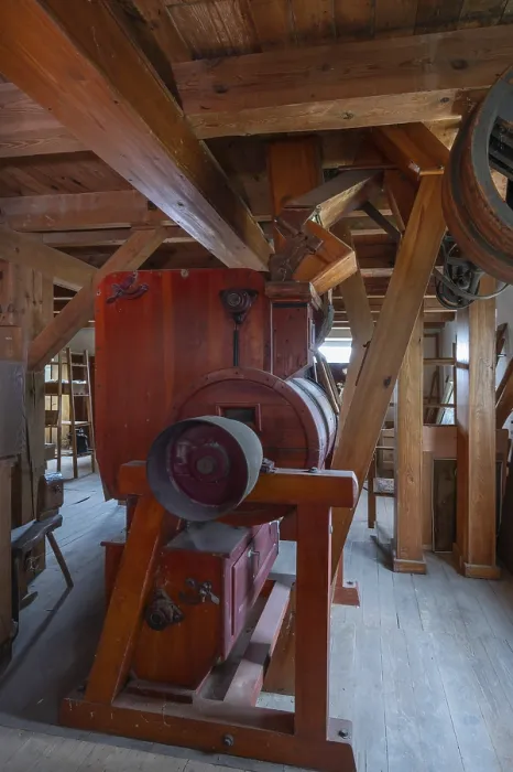 Gerahmter Druck : Historische Getreidemühle in einer ehemaligen Maismühle. Gerahmter Druck : Historische Getreidemühle in einer ehemaligen Maismühle.