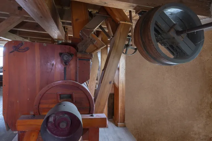 Gerahmter Druck : Historische Getreidemühle in einer ehemaligen Maismühle. Gerahmter Druck : Historische Getreidemühle in einer ehemaligen Maismühle.