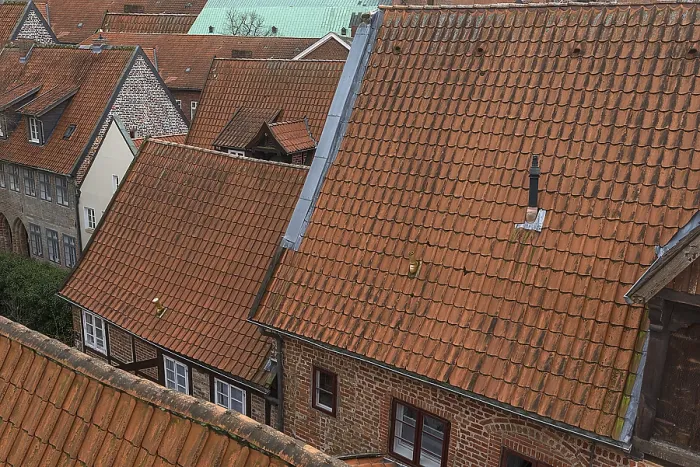 Gerahmter Druck : Historische Hausdächer im alten Stadtteil. Gerahmter Druck : Historische Hausdächer im alten Stadtteil.