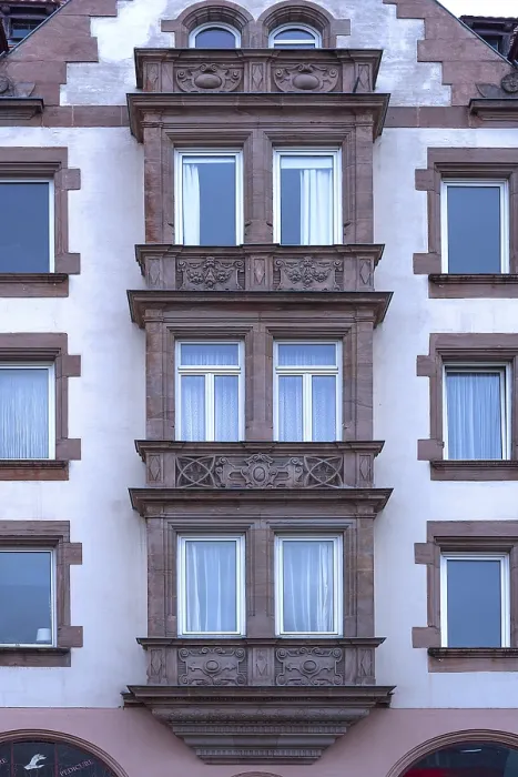 Gerahmter Druck : Historische Mehrfachgeschossige Bogenfensterfront. Gerahmter Druck : Historische Mehrfachgeschossige Bogenfensterfront.