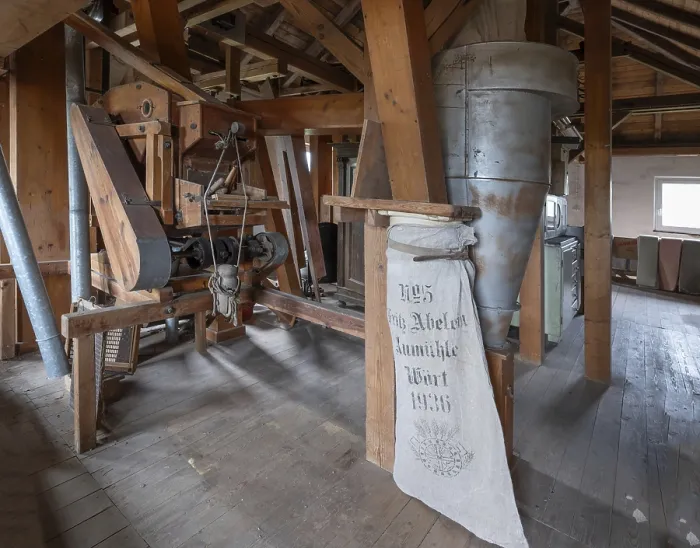 Gerahmter Druck : Historischer Plansifter in einem ehemaligen Kornmühle.