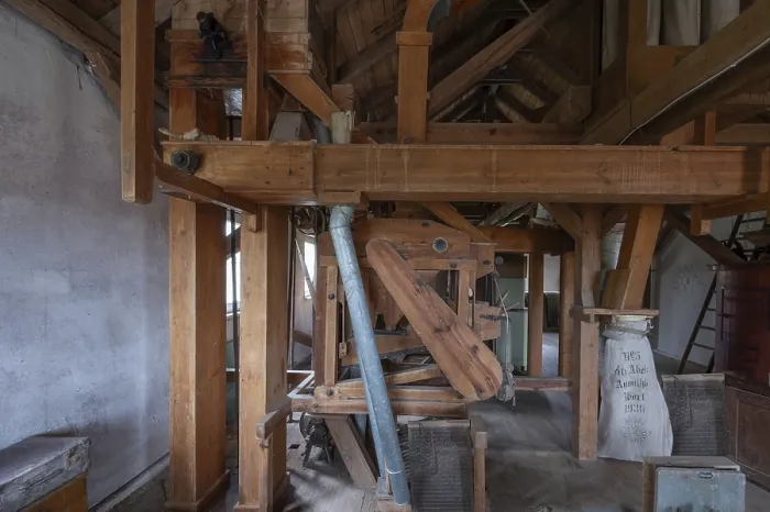 Gerahmter Druck : Historischer Plansifter in einem ehemaligen Kornmühle.