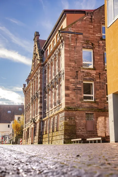 Gerahmter Druck : Historische Schule im Sonnenlicht. Gerahmter Druck : Historische Schule im Sonnenlicht.