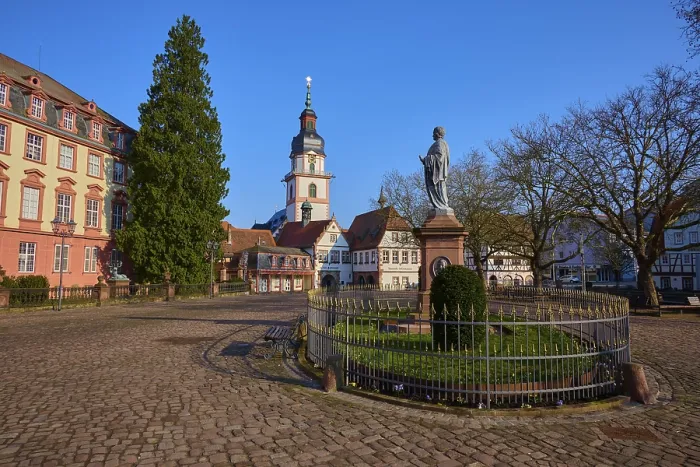 Gerahmter Druck : Historischer Platz mit einer Statue und einem Turm. Gerahmter Druck : Historischer Platz mit einer Statue und einem Turm.