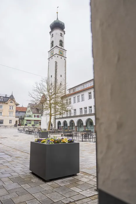 Gerahmter Druck : Historischer Platz mit Turm im Hintergrund. Gerahmter Druck : Historischer Platz mit Turm im Hintergrund.
