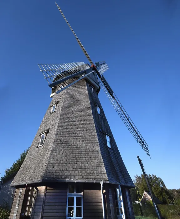 Gerahmter Druck : Historische Windmühle, jetzt Café. Gerahmter Druck : Historische Windmühle, jetzt Café.