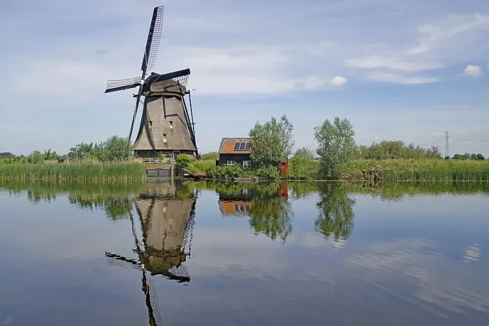 Gerahmter Druck : Historische Windmühle im Spiegel eines Kanals. Gerahmter Druck : Historische Windmühle im Spiegel eines Kanals.