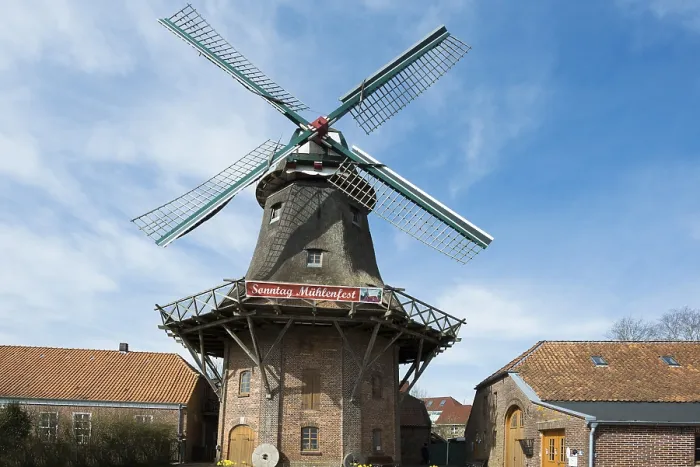 Gerahmter Druck : Historische Windmühle, Schlachthofmühle. Gerahmter Druck : Historische Windmühle, Schlachthofmühle.