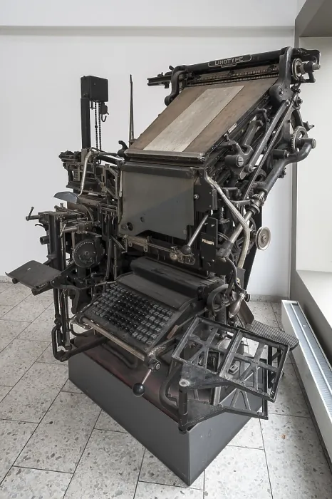 Gerahmter Druck : Historische Linotype-Maschine in einem ehemaligen Setzerwerkstatt, Nürnberg, Mittelfranken, Bayern, Deutschland