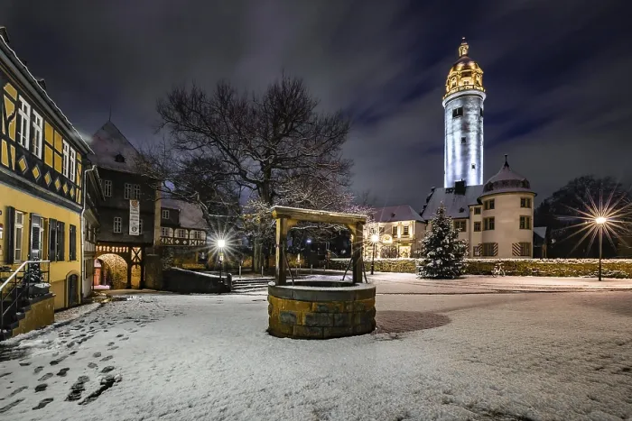 Gerahmter Druck : Das Hochstviertel mit seinem Schloss. Gerahmter Druck : Das Hochstviertel mit seinem Schloss.
