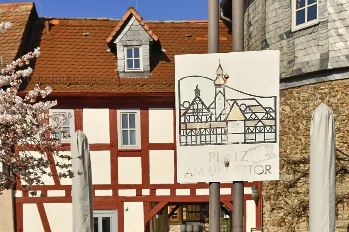Gerahmter Druck : Hofheim, Deutschland: Schild für das alte historische Platz am Untertor an der alten Stadtmauer von Hofheim Gerahmter Druck : Hofheim, Deutschland: Schild für das alte historische Platz am Untertor an der alten Stadtmauer von Hofheim