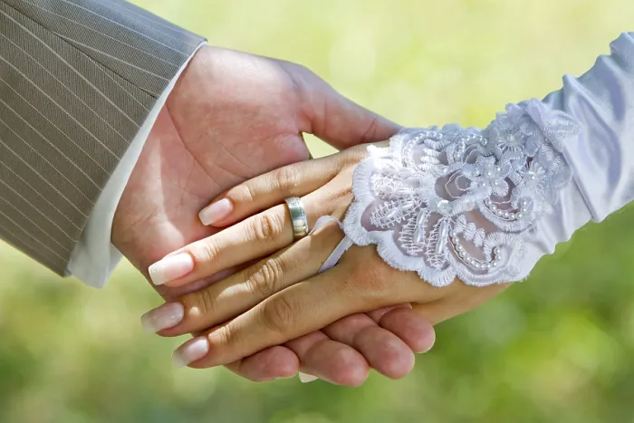 Gerahmter Druck : Hand in Hand mit einem Ehering. Gerahmter Druck : Hand in Hand mit einem Ehering.