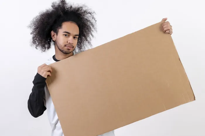 Gerahmter Druck : Ein Schild haltend mit Copy-Paste-Space. Gerahmter Druck : Ein Schild haltend mit Copy-Paste-Space.