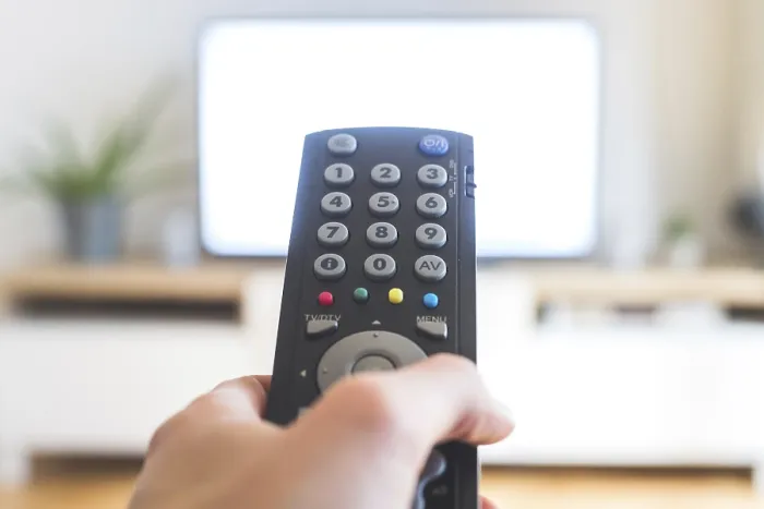 Gerahmter Druck : Ein Fernsehfernbedienung in der Hand halten. Gerahmter Druck : Ein Fernsehfernbedienung in der Hand halten.