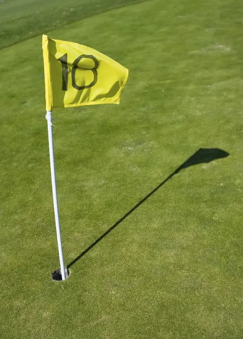 Gerahmter Druck : Loch 18 auf einem kleinen Golfplatz. Gerahmter Druck : Loch 18 auf einem kleinen Golfplatz.