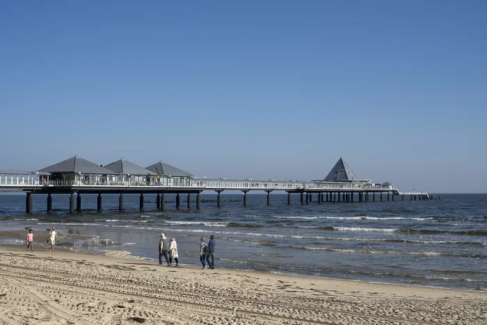 Gerahmter Druck : Urlauber wandern auf der Strand. Gerahmter Druck : Urlauber wandern auf der Strand.