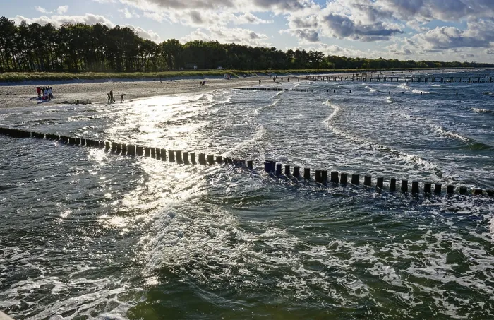 Gerahmter Druck : Urlauber am Zingster Pier. Gerahmter Druck : Urlauber am Zingster Pier.