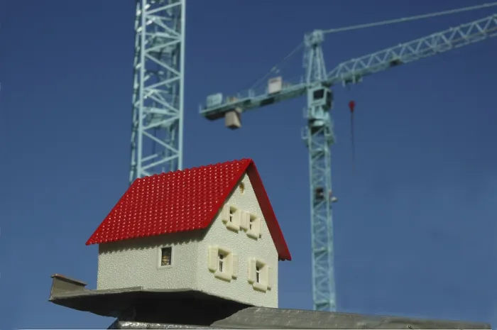 Gerahmter Druck : Ein Haus wird gebaut Gerahmter Druck : Ein Haus wird gebaut