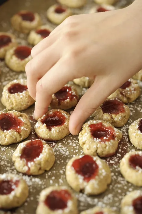 Gerahmter Druck : Hausgemachte Biskuits mit Marmelade. Gerahmter Druck : Hausgemachte Biskuits mit Marmelade.