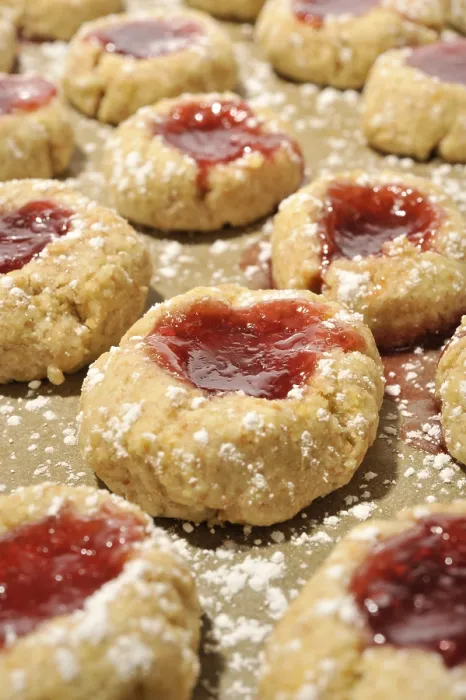 Gerahmter Druck : Hausgemachte Biskuits gefüllt mit Marmelade. Gerahmter Druck : Hausgemachte Biskuits gefüllt mit Marmelade.