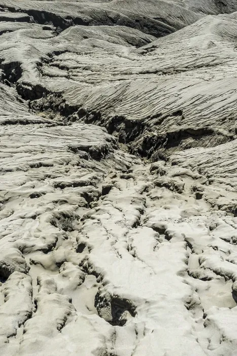Gerahmter Druck : Feindliches vulkanisches Landschaft, Lücken und Risse. Gerahmter Druck : Feindliches vulkanisches Landschaft, Lücken und Risse.
