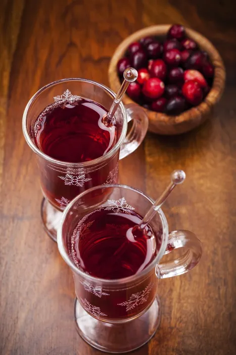 Gerahmter Druck : Heißer Getränk mit Cranberries auf Weiß. Gerahmter Druck : Heißer Getränk mit Cranberries auf Weiß.