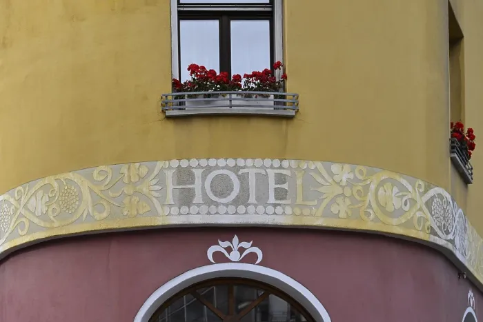 Gerahmter Druck : Hotel-Schriftzug Gerahmter Druck : Hotel-Schriftzug