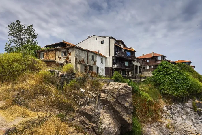 Gerahmter Druck : Haus auf dem Felsen Gerahmter Druck : Haus auf dem Felsen