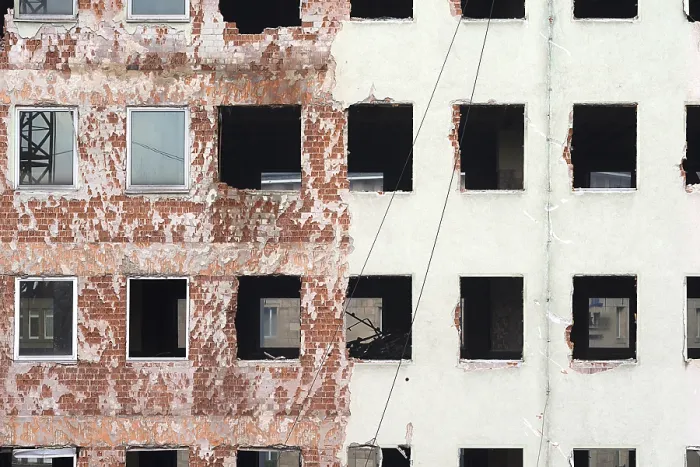Gerahmter Druck : Hausfassade auf einem Baustellen Gerahmter Druck : Hausfassade auf einem Baustellen