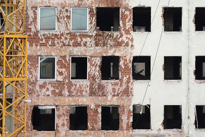 Gerahmter Druck : Hausfassade an einem Baustellenort Gerahmter Druck : Hausfassade an einem Baustellenort