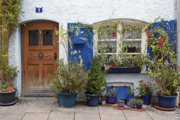 Gerahmter Druck : Hausfassade mit Tür und Fenster.