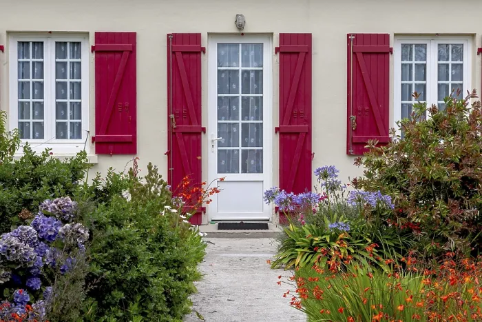 Gerahmter Druck : Fassade eines Hauses mit Maßwerkfenstern. Gerahmter Druck : Fassade eines Hauses mit Maßwerkfenstern.