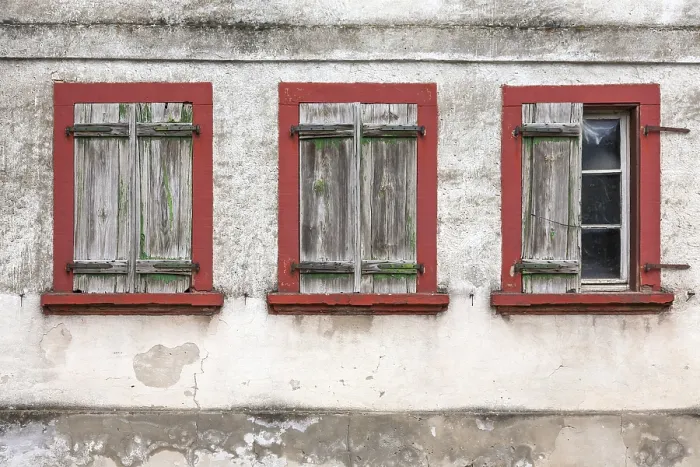 Gerahmter Druck : Hausfassade mit drei Fenstern. Gerahmter Druck : Hausfassade mit drei Fenstern.