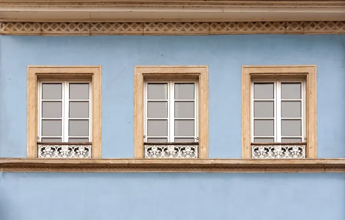 Gerahmter Druck : Hausfassade mit drei Fenstern. Gerahmter Druck : Hausfassade mit drei Fenstern.