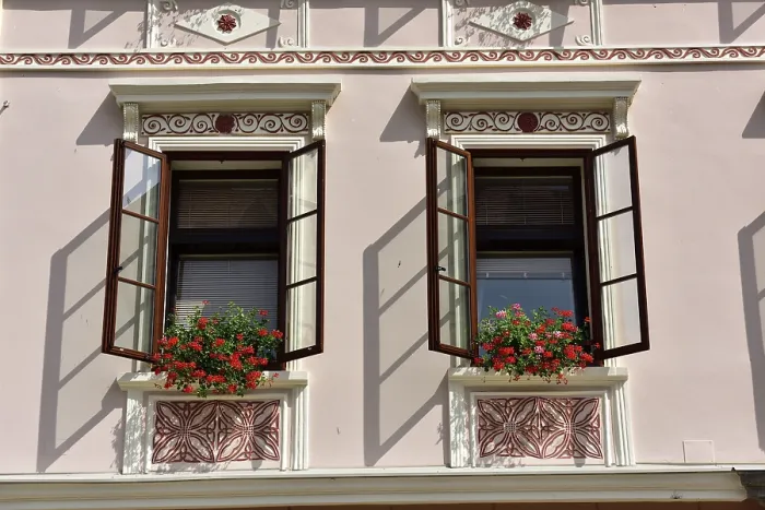 Gerahmter Druck : Fassade des Hauses mit Fenstern.