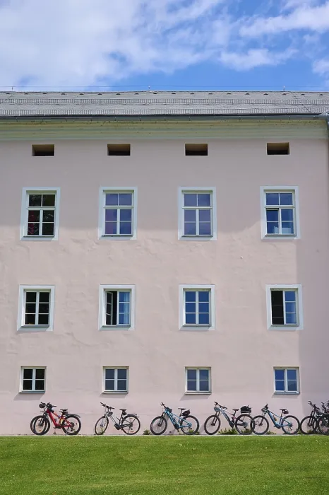 Gerahmter Druck : Fassade des Hauses, Fenster, Fahrräder. Gerahmter Druck : Fassade des Hauses, Fenster, Fahrräder.