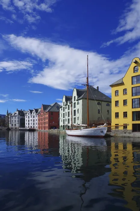 Gerahmter Druck : Hausfront im Wasser spiegelt. Gerahmter Druck : Hausfront im Wasser spiegelt.