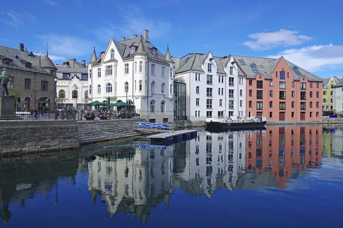 Gerahmter Druck : Hausfassade im Wasser spiegelt. Gerahmter Druck : Hausfassade im Wasser spiegelt.