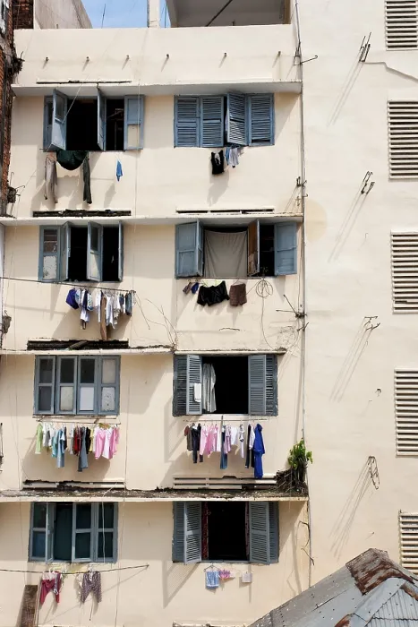 Gerahmter Druck : Hinterhaus in Saigon, Wäsche am Fenster. Gerahmter Druck : Hinterhaus in Saigon, Wäsche am Fenster.