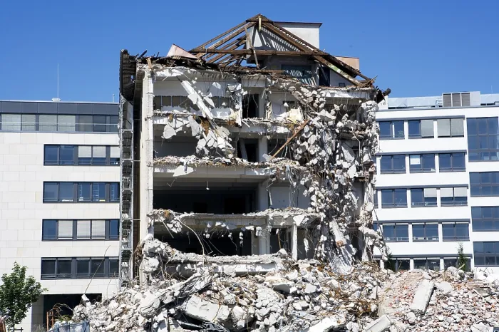 Gerahmter Druck : Das Haus wird abgerissen. Gerahmter Druck : Das Haus wird abgerissen.
