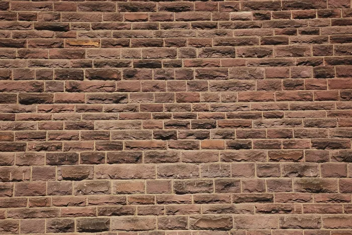 Gerahmter Druck : Hauswand aus Klinkersteinen.